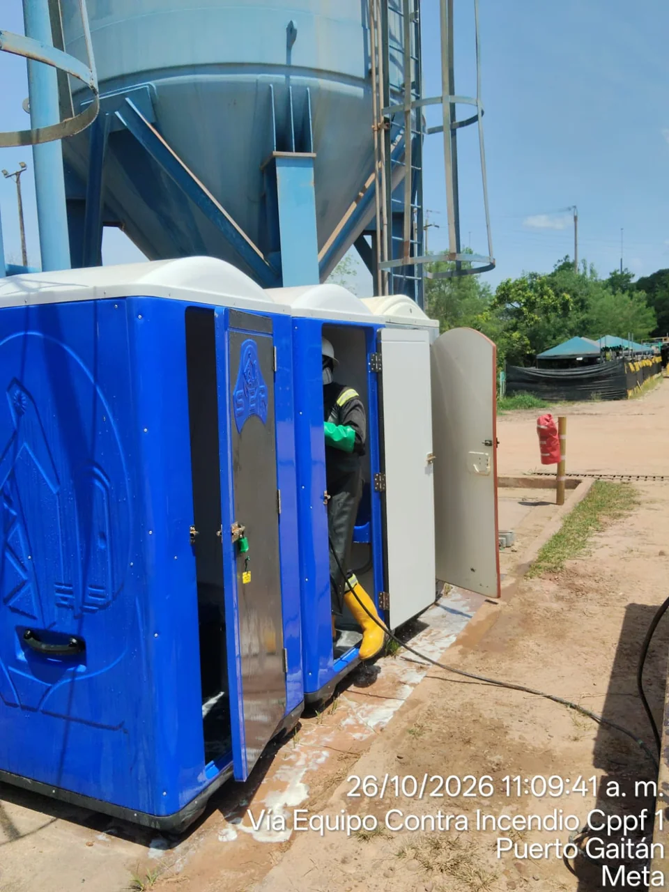 Personal de SER realizando mantenimiento de baños portátiles en campo